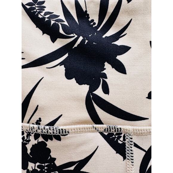 NWT Mono B Cream and Navy Floral Leggings Size S - Picture 3 of 4